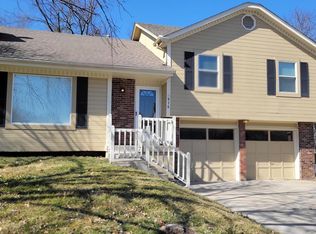 916 NE Bristol Dr, Lees Summit, MO 64086