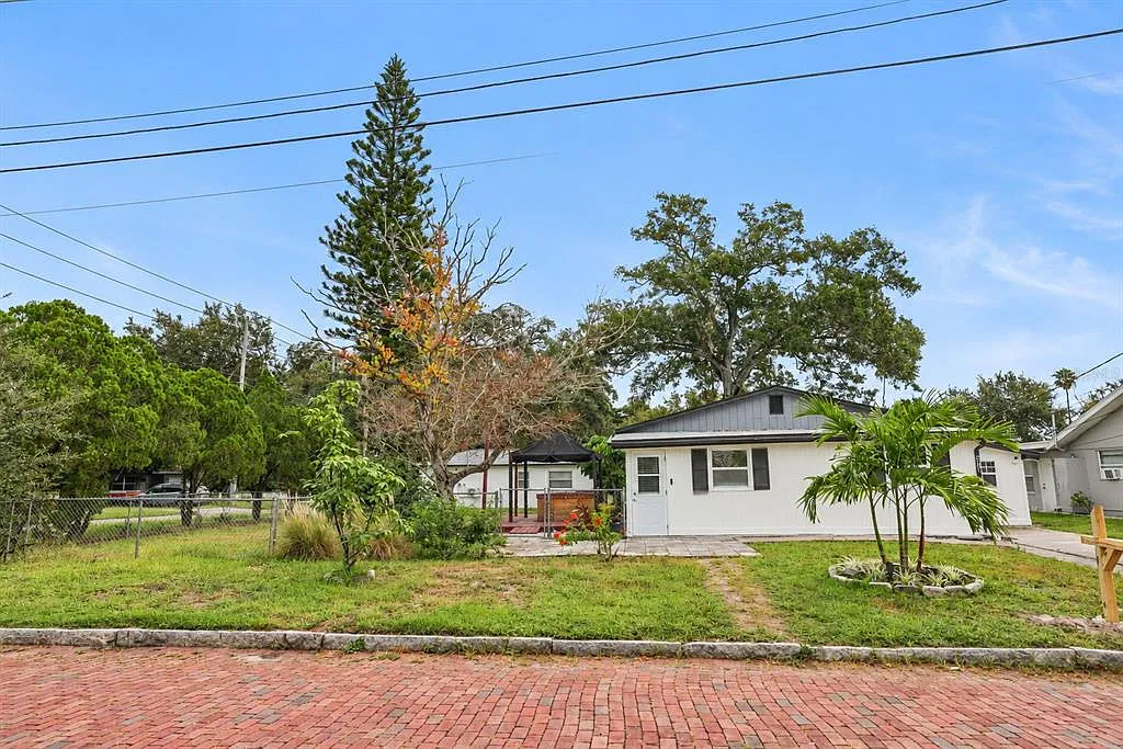 4 bed, 2.0 bath, 1824 sqft, $3,300 — Photo 1