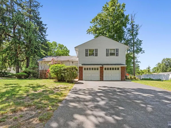 222 Carl Pl, Paramus, NJ 07652