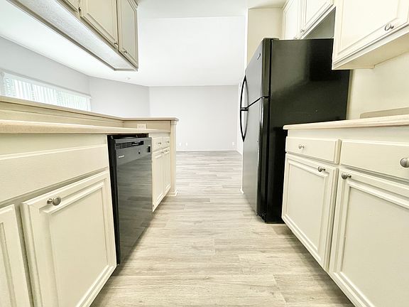 4th image of 11223 Richland Ave #105