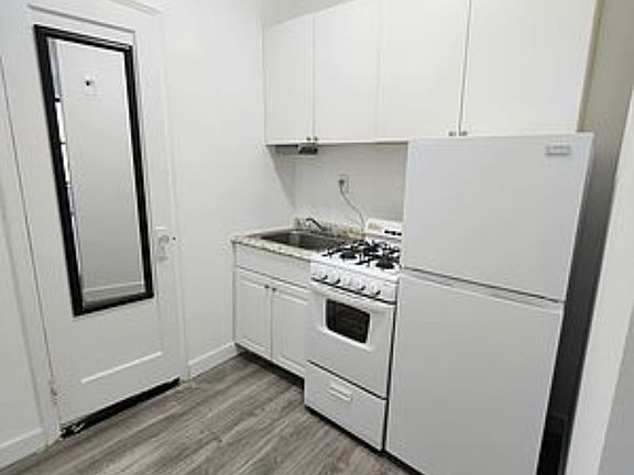 4th image of 1452 2nd Ave APT 11