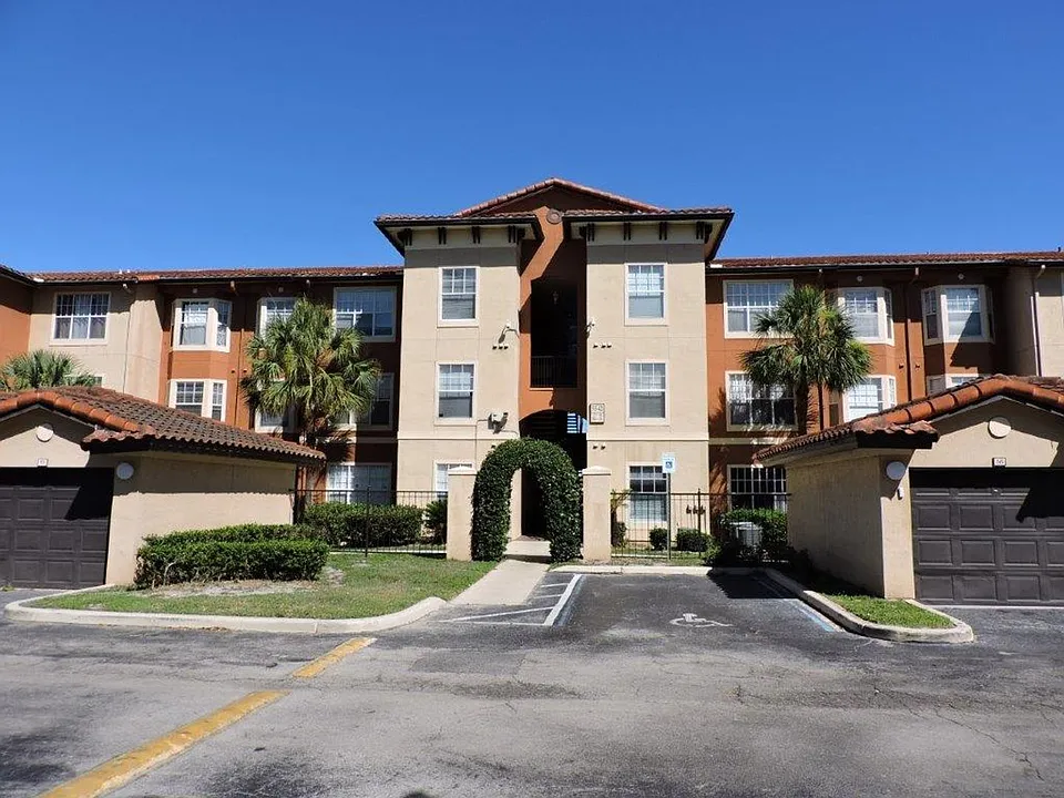 5542 Metrowest Blvd #7-208