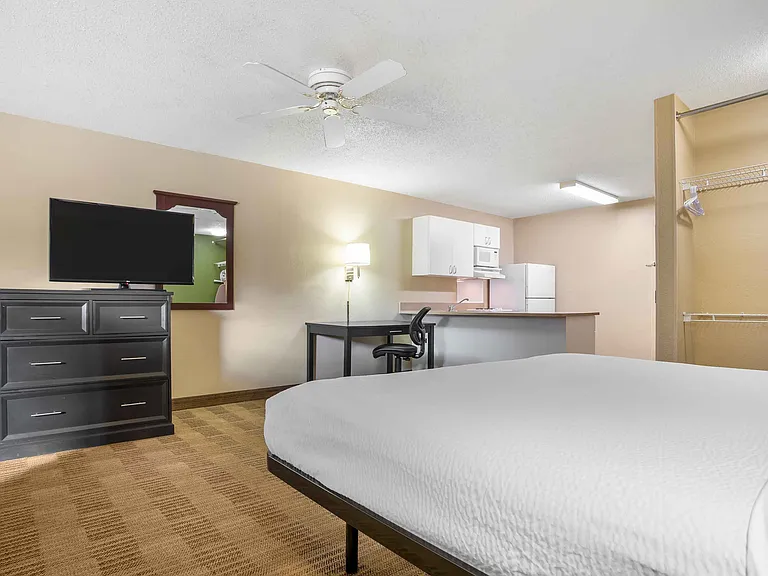 Deluxe Studio - 1 King Bed