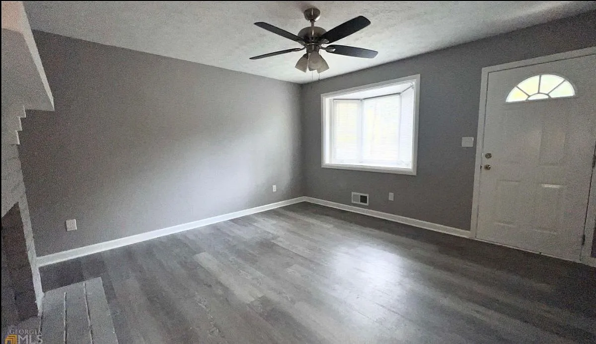 3 bed, 1.5 bath, 1200 sqft, $2,300 — Photo 3