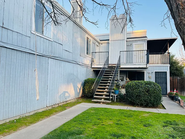 Nice and Cozy Upstairs Triplex Unit — Photo 1