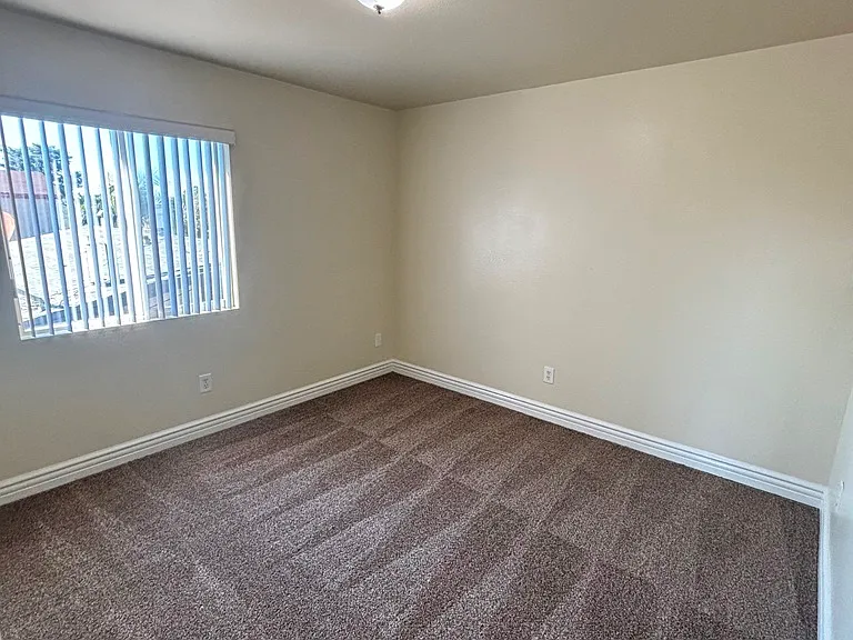 906 E 52nd Pl — Photo 11