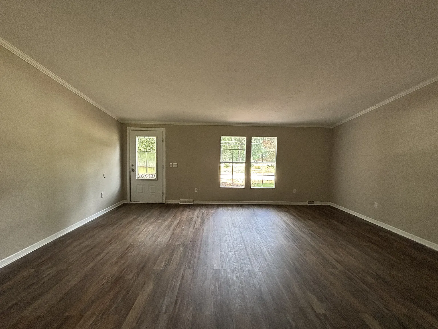 4 bed, 2128 sqft, $2,100 — Photo 4