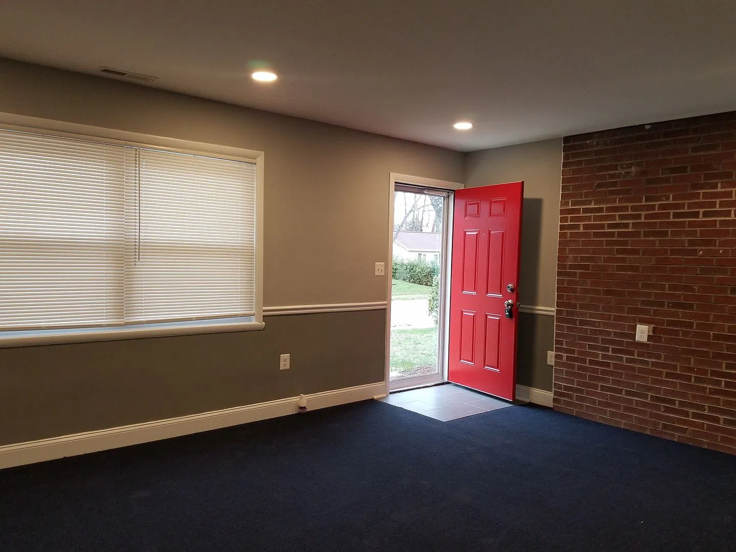 Edgewood - 3 Bedrooms and 2 baths Available! — Photo 3