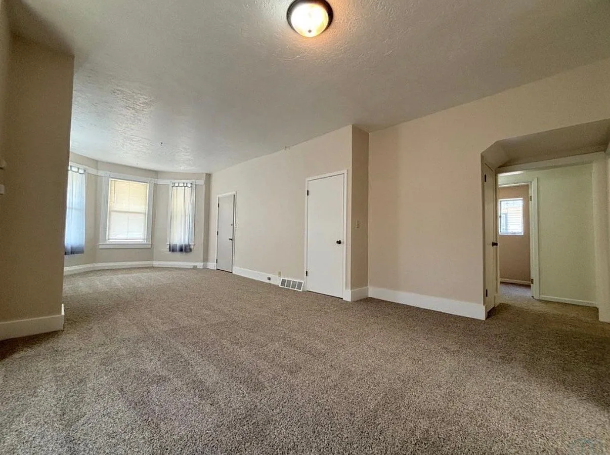 Updated 3-Bedroom Lower-Level Duplex Near Morningside University — Photo 3