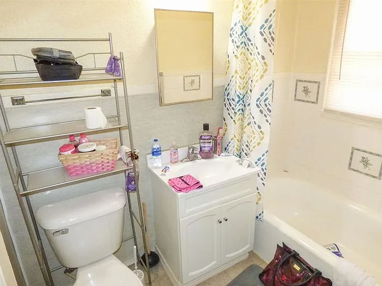 2614 E Shadybrook Ln — Photo 2