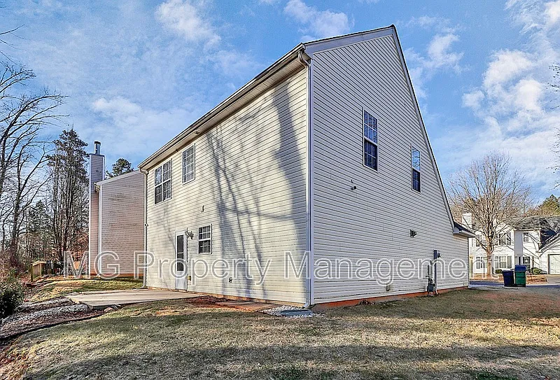 3 bed, 2.5 bath, 1535 sqft, $1,895 — Photo 2