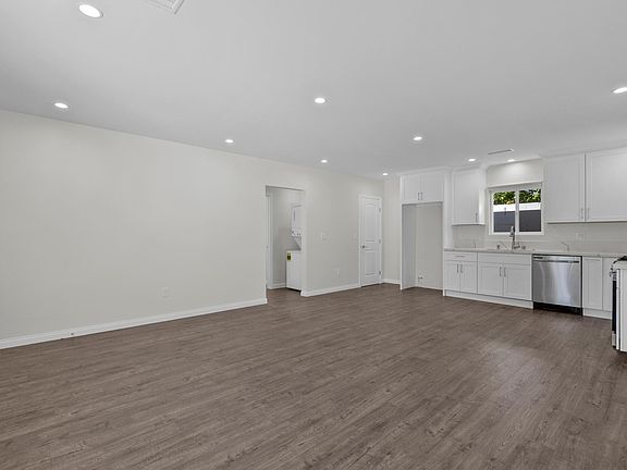 3rd image of 6911 Balboa Blvd