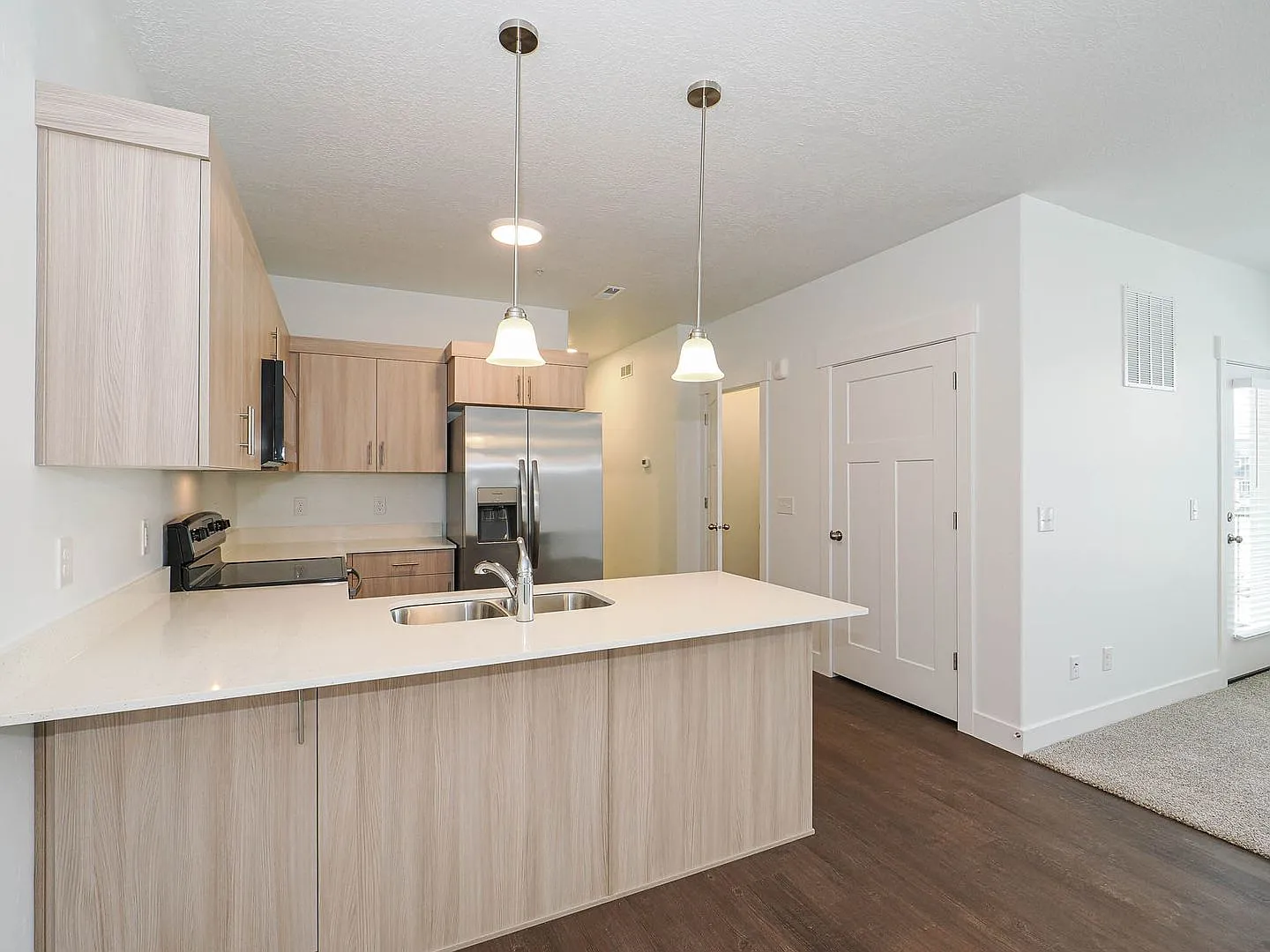 3 Bedroom, 2 Bathroom Condo — Photo 4