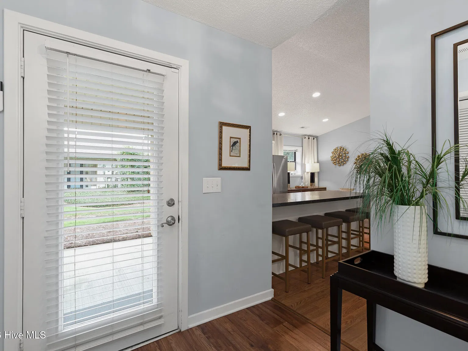 3 bed, 2.0 bath, 1306 sqft, $2,300 — Photo 3