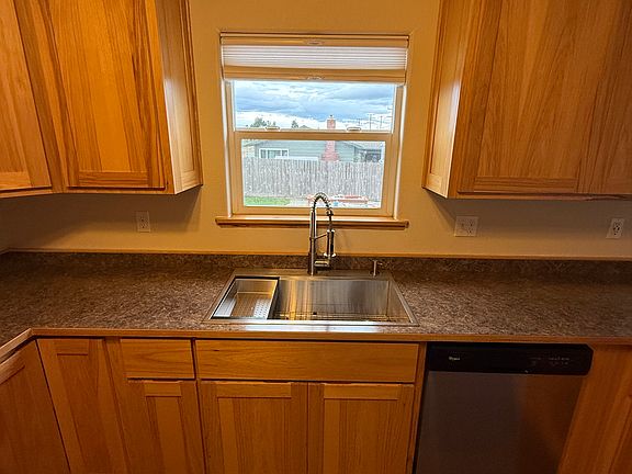 4th image of 1079 Hilltop Dr