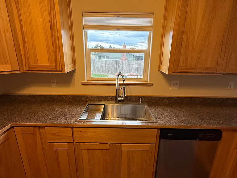 1079 Hilltop Dr — Photo 4