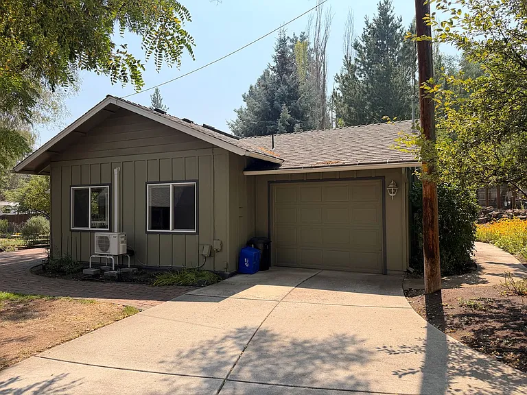 2551 NE Ravenwood Dr — Photo 16