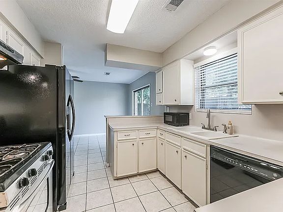 3rd image of 6927 Pine Vista Ln