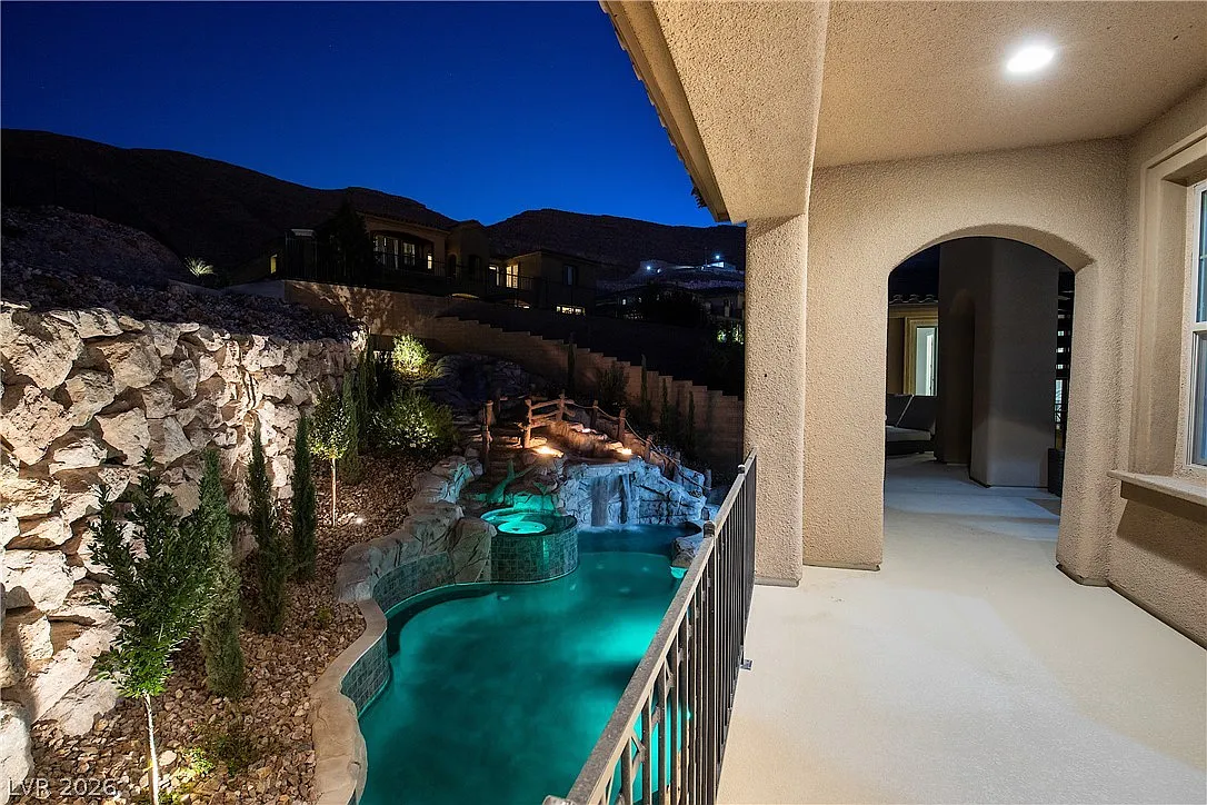6 bed, 5.5 bath, 6250 sqft, $25,000 — Photo 3