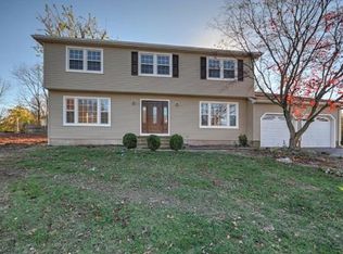 17 Rochelle Dr, Kendall Park, NJ 08824