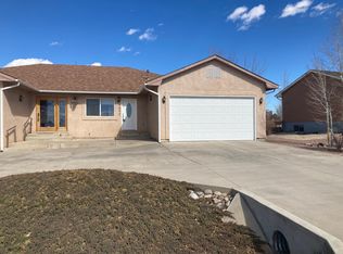 1077 S Honeysuckle Dr, Pueblo, CO 81007