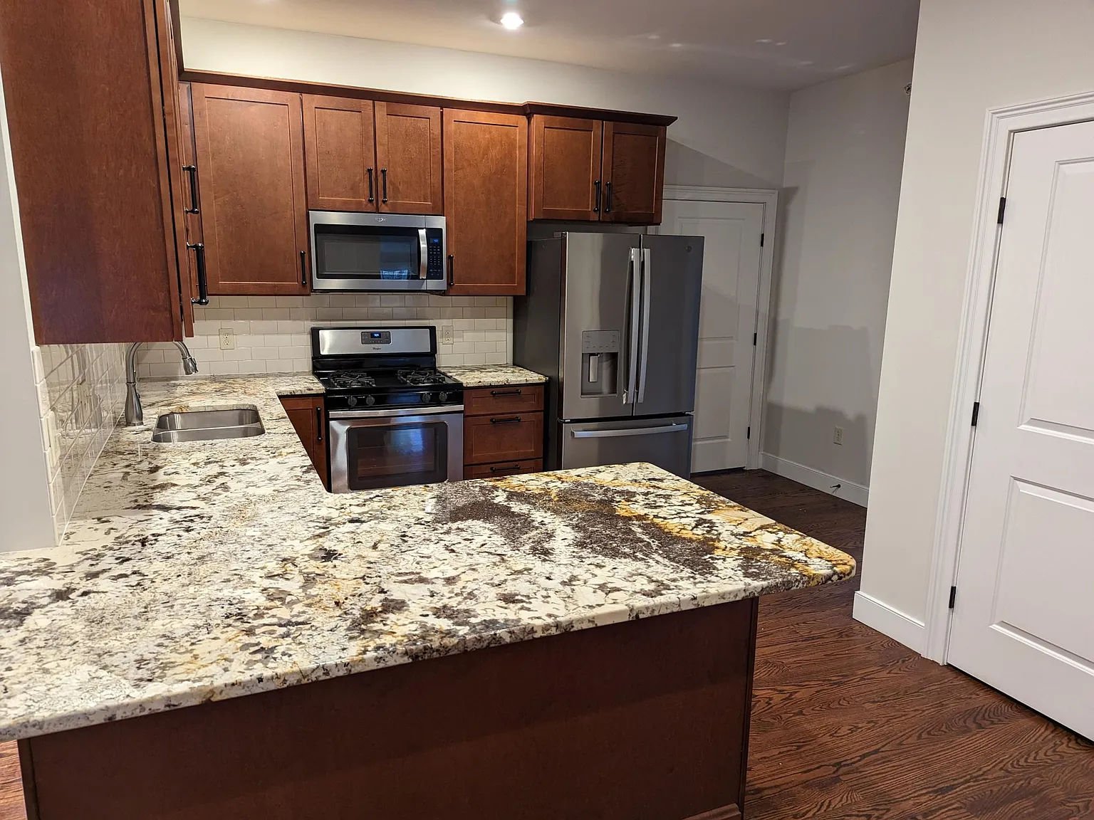 3 bed, 2300 sqft, $3,000 — Photo 2