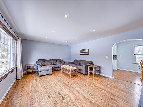 5th image of 36 Garden Dr