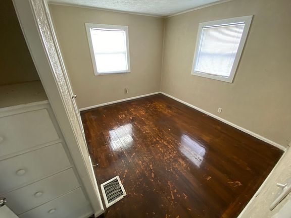 2nd image of 834 S Kenmore St