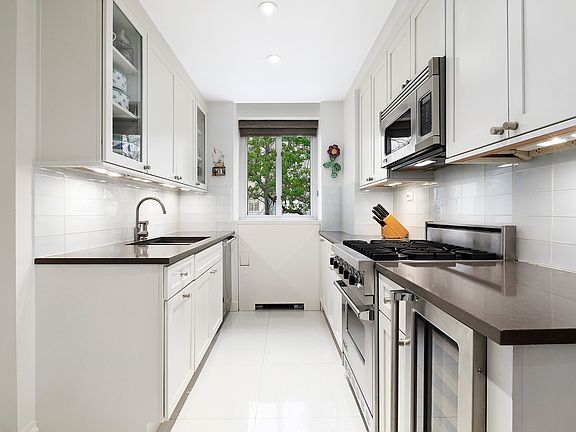 5th image of 200 E 66th St APT E0407