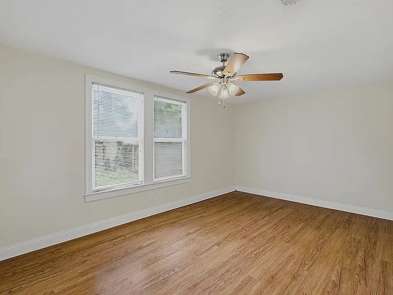 146 Lucille St — Photo 7