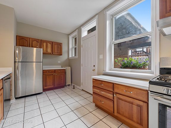 5th image of 3324 W Sunnyside Ave #3W