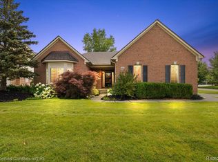 903 Westlake Ave, Oxford, MI 48371
