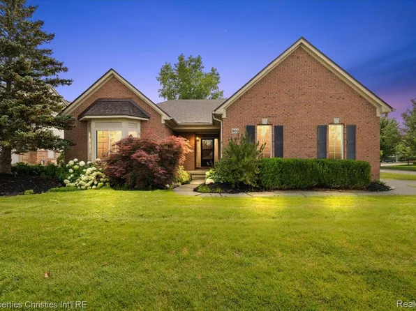 903 Westlake Ave, Oxford, MI 48371