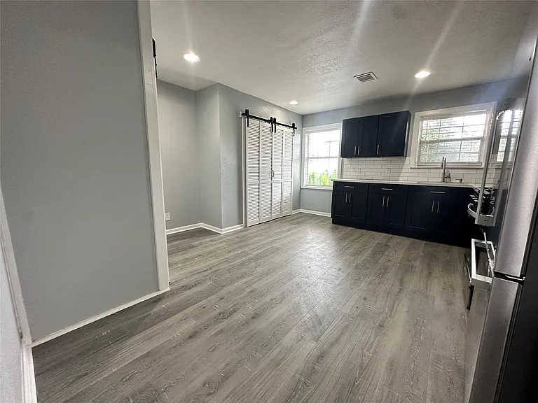 502 Avenue F — Photo 16