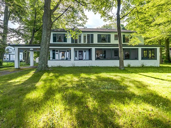 2nd image of 3075 Lakeshore Dr