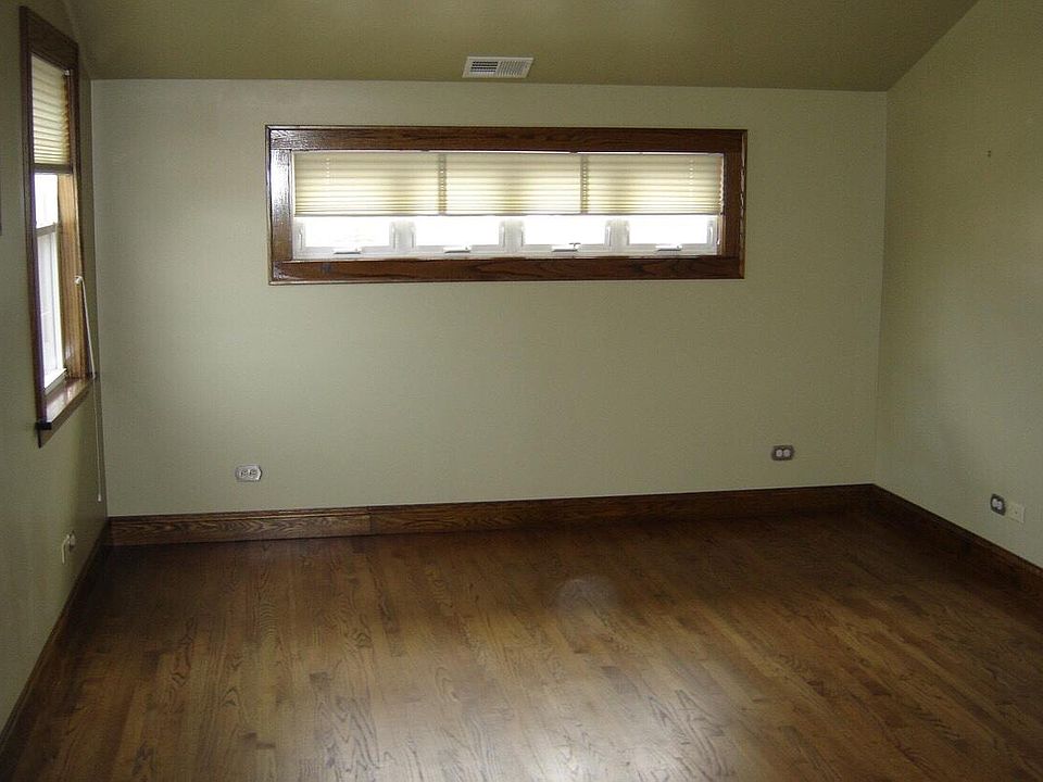 2nd image of 934 Woodlawn Ave #3