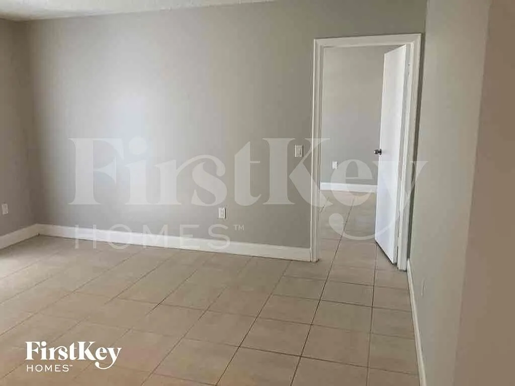 3 bed, 2.0 bath, 1570 sqft, $3,355 — Photo 4
