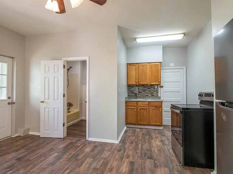 256 E Grove St — Photo 4