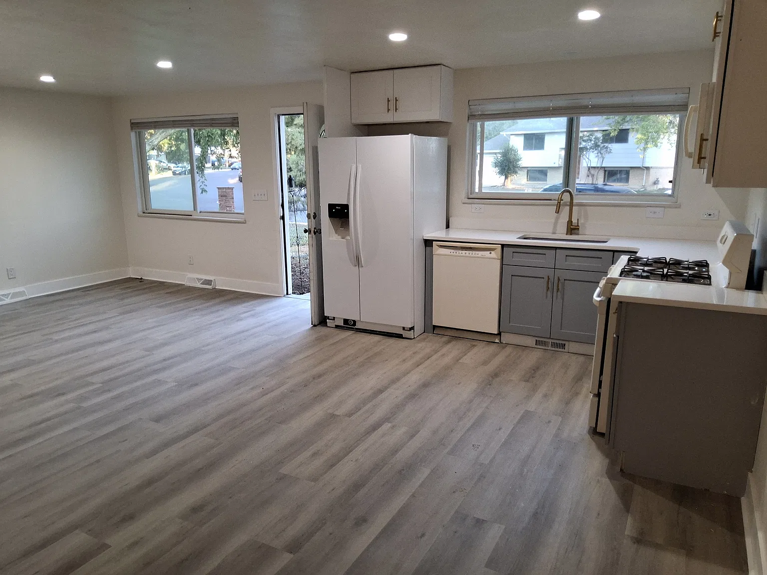 3 bed, 1075 sqft, $2,350 — Photo 2