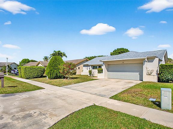 4th image of 10681 Greenbriar Ct