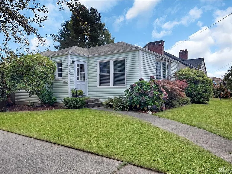 4726 36th Ave NE — Photo 1