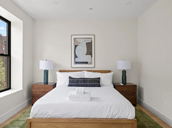 389 Manhattan Avenue image 27 of 38