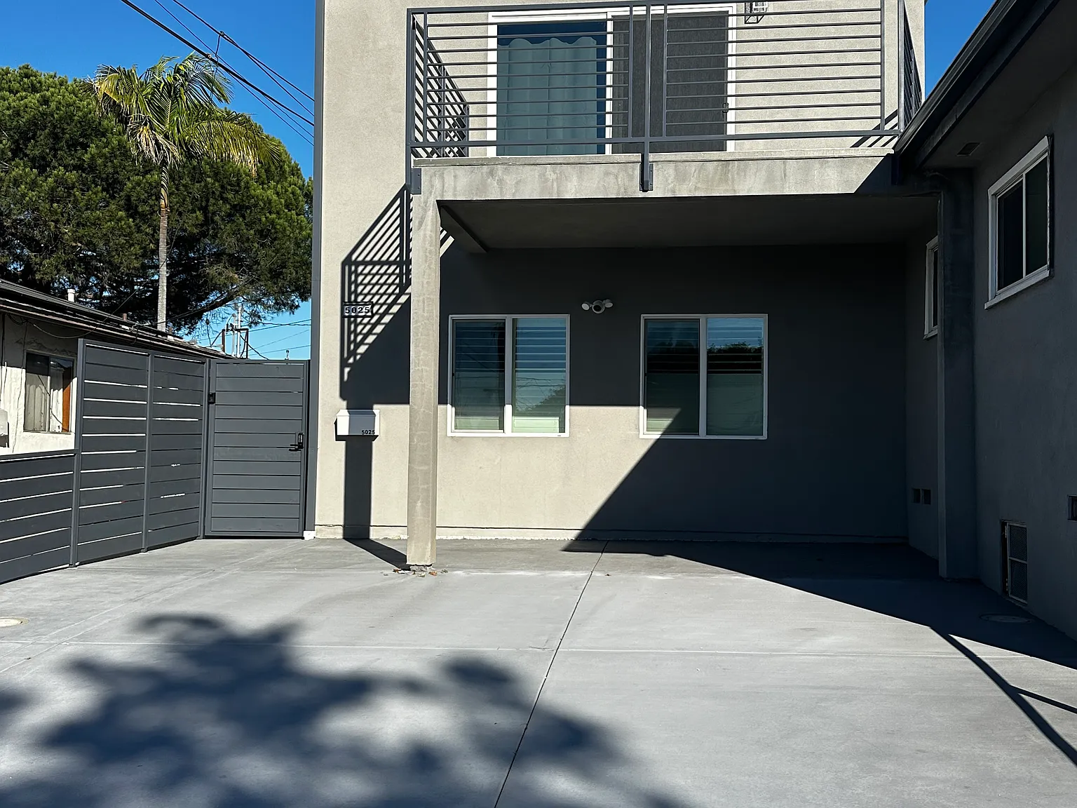 5025 Rockford Dr — Photo 2