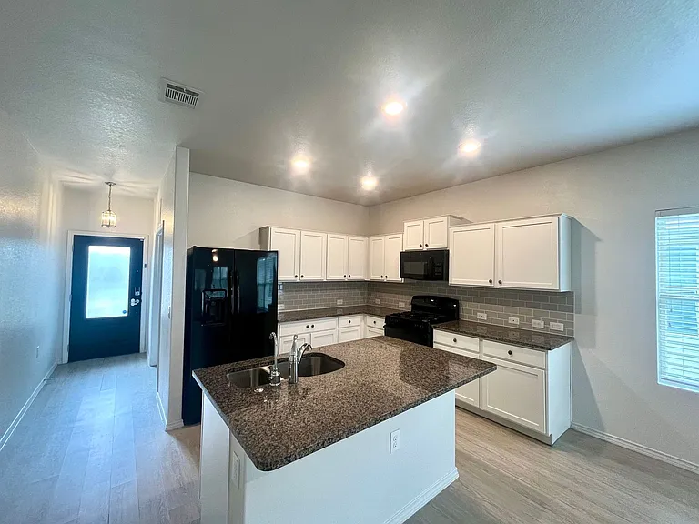6011 Travis Smt — Photo 8