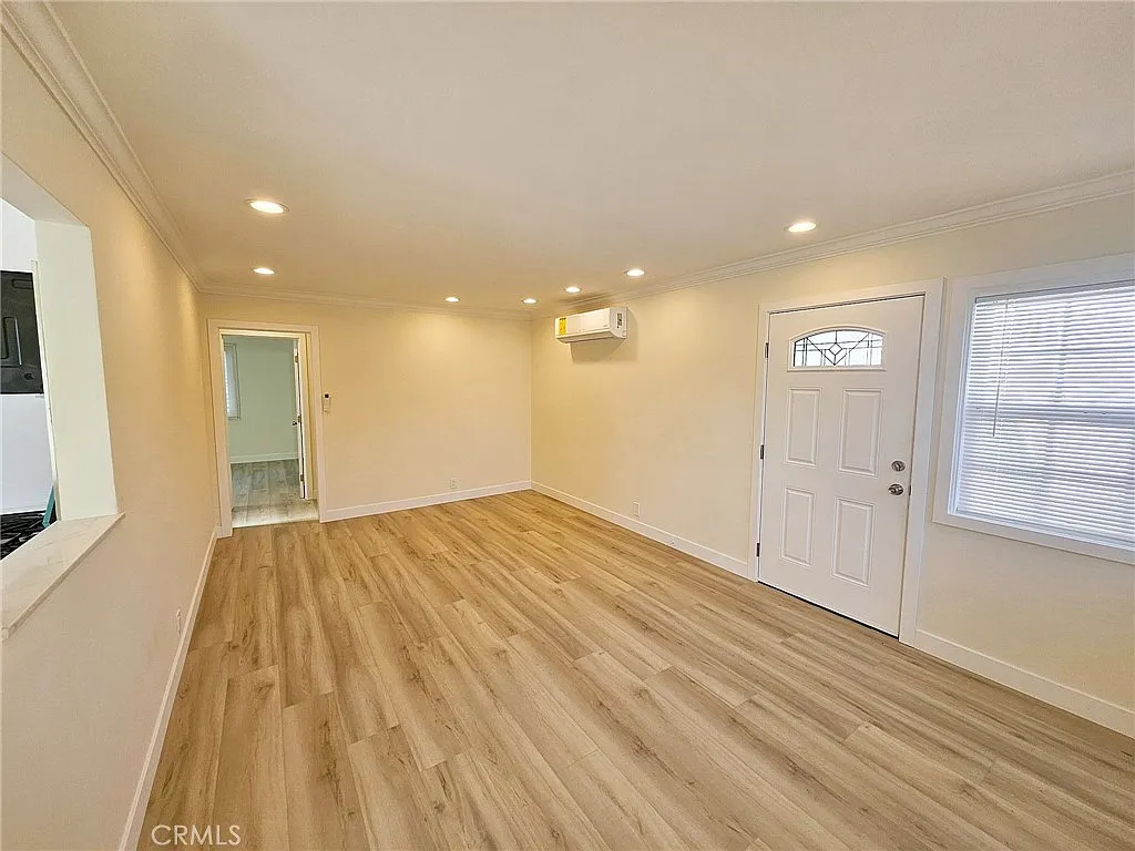 3 bed, 800 sqft, $3,895 — Photo 2