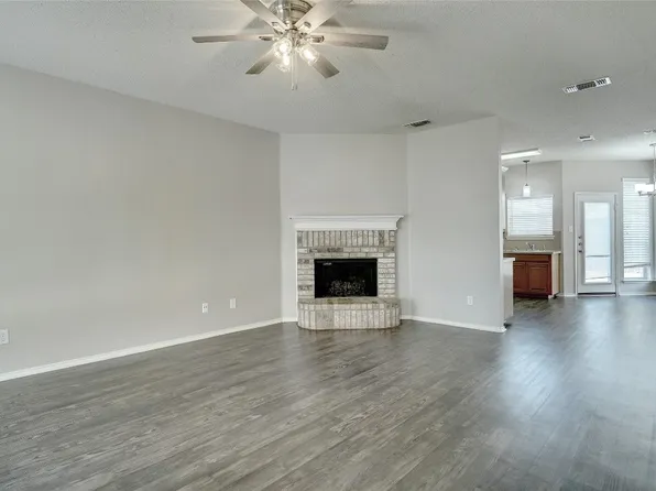 641 Crystal Brook Dr, Saginaw, TX 76179