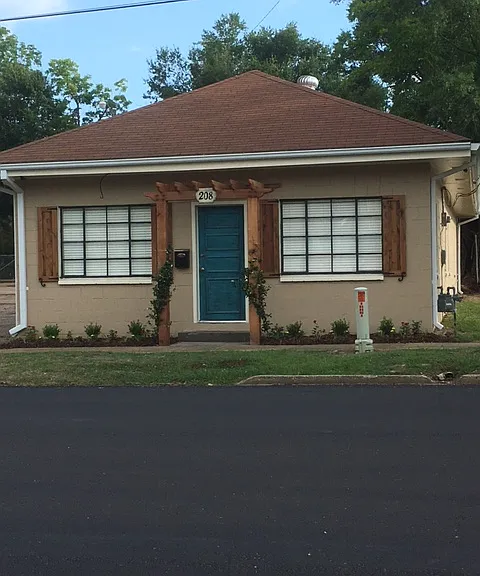 208 E Georgetown St — Photo 5
