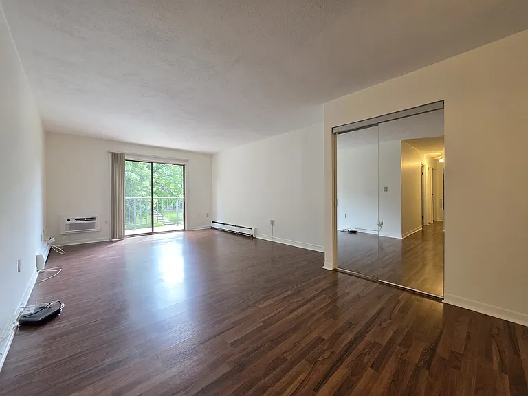 750 Quaker Ln #311 — Photo 2