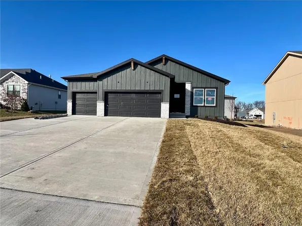 19622 Barstow St, Spring Hill, KS 66083