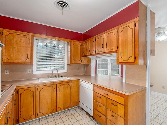 3rd image of 780 Rosewood Dr